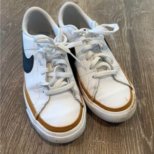 Used Girls Nike sneakers